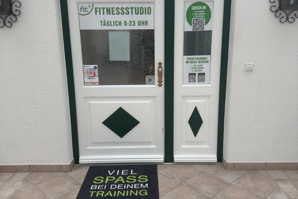 fitnessstudio-fitplus-fockbek-eingangsbereich